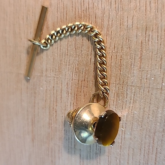 Vintage tie tack with gold tone and faux stone - Picture 2 of 5